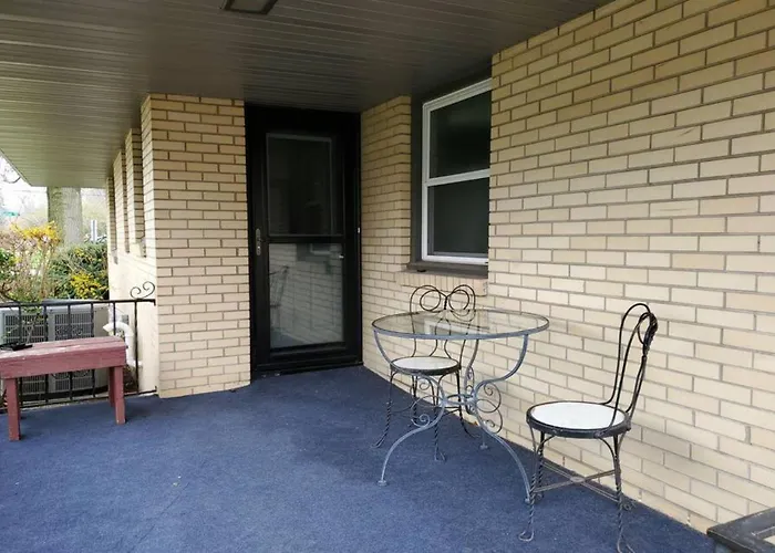 Spacious Mid-century Modern Duplex Motel *