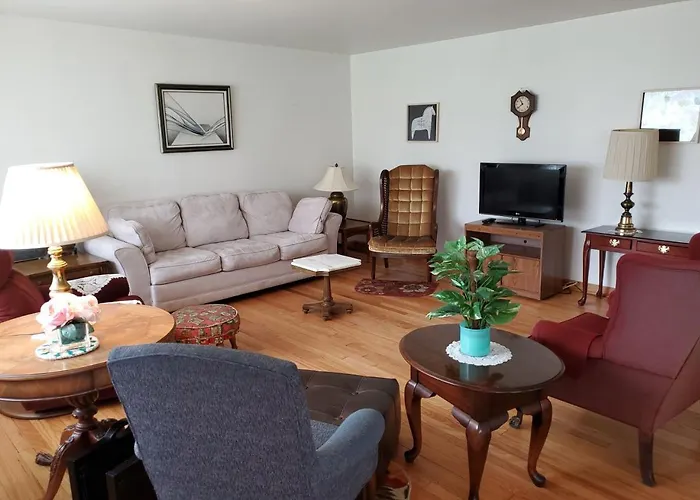 Spacious Mid-century Modern Duplex Motel