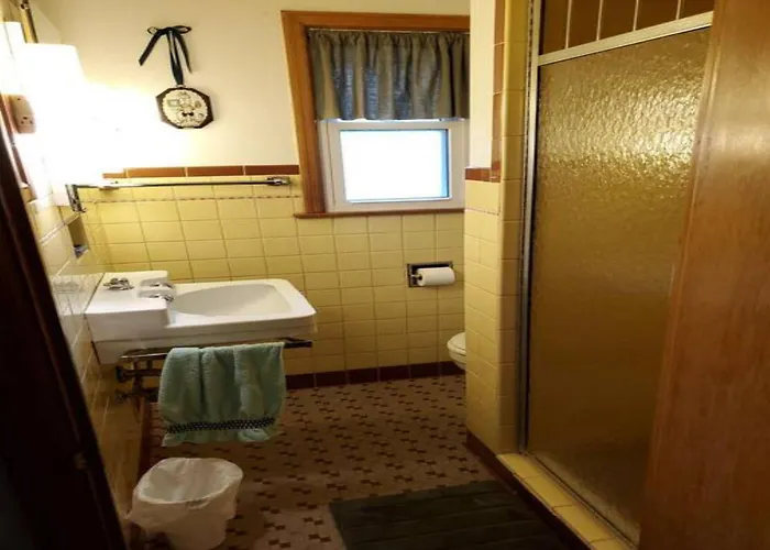 Spacious Mid-century Modern Duplex Motel *
